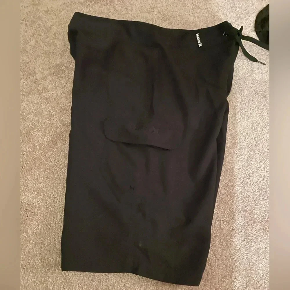 HURLEY ONE AND ONLY BLACK BOARDSHORTS WITH CARGO POCKETS SIZE 30